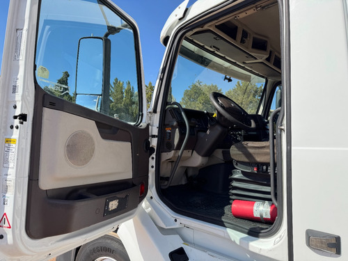 Tractocamión 2014 Volvo Vnl 6x4 - Motor D13 - Automatica