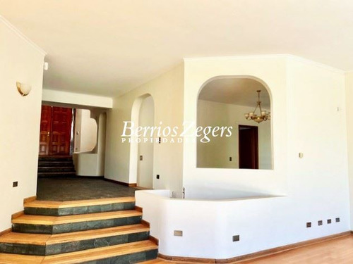 Casa En Venta De 7 Dormitorios, 6 Baños . En Las Condes Alto