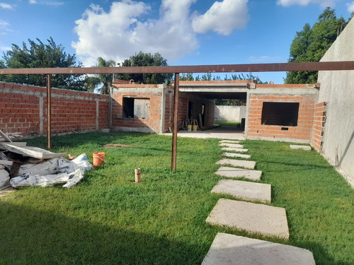 Venta De Casa 4 Ambientes A Terminar, Zona Moreno.