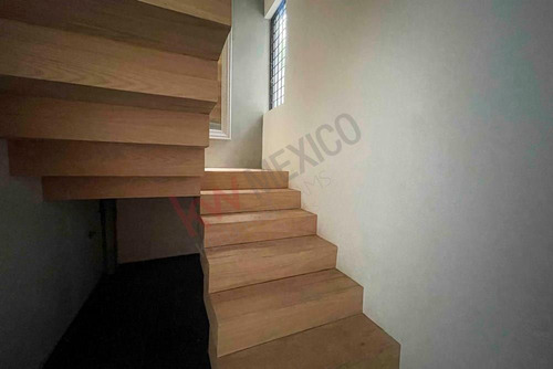Espectacular Casa En Venta En Bosques De Las Lomas, Varios Niveles Con Jardín Y Remodelada
