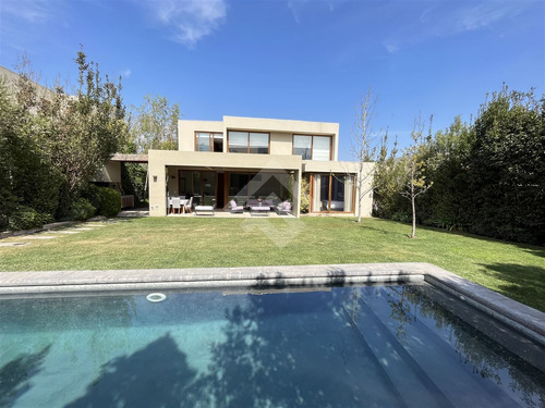 Casa En Venta De 4 Dorm. + Sala Estar En Chicureo P. Roj