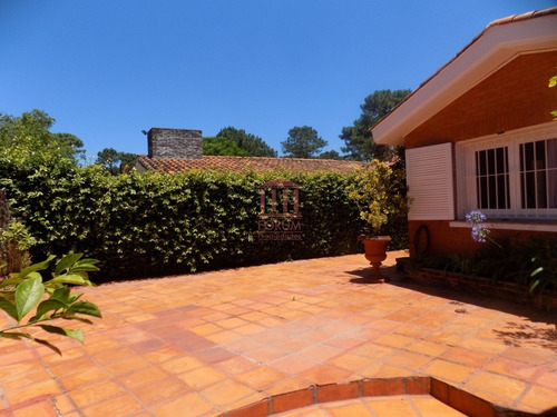 Venta Casa 3 Dormitorios , 3 Baños- Ref: 448