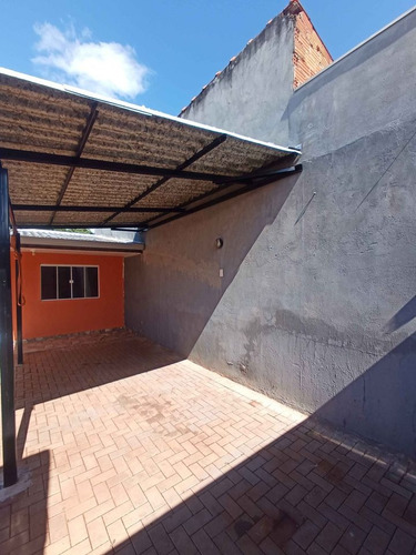 2 Casas No Mesmo Patio Com Muros Altos Separando