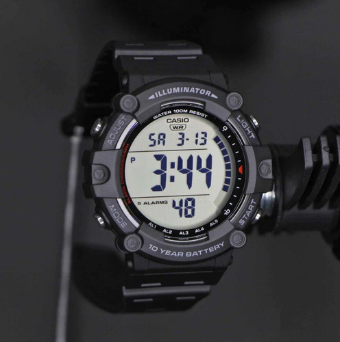 Reloj pulsera Casio Youth AE-1500 de cuerpo color negro, digital, fondo gris, con correa de resina color negro, dial negro, minutero/segundero negro, bisel color negro y plateado, luz ámbar y hebilla simple
