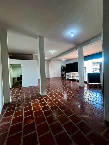 Propiedad Comercial 2 Locales Barrio Sucre / Odalys Peña