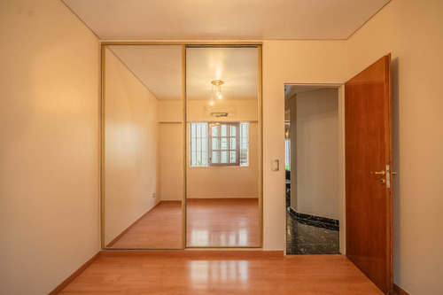 Venta Casa 4 Ambientes Con Patio Y Cochera En Ramos Mejía