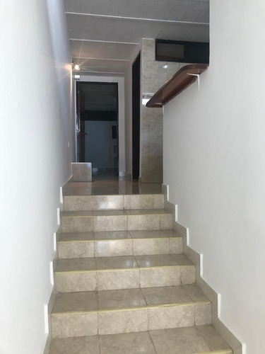 Para Cliente Directo. Se Alquila Comodo Anexo En El Marques. Pb. Urbabizacion Cerrada Cerca A La Cota Mil. 46 Mts. No Amoblado, Ni Equipado.