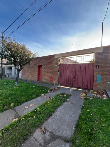 Casa Con Galpón En Barrio Las Avenidas