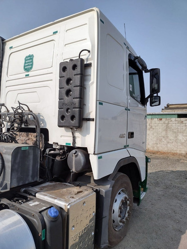 Imagem 3 de 8 de Volvo - Fh 460 - Teto Baixo - 6x2 - 2014 - Branco - Filé.
