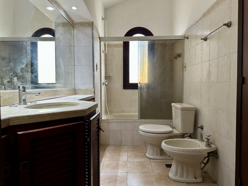Casa En Venta De 3 Dormitorios En Barra De Carrasco (ref: Gmu-113)