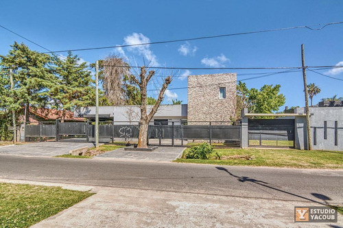 Imagen 4 de 30 de Casa En Venta - 2 Dormitorios 3 Baños - Cochera - 230mts2 - City Bell, La Plata