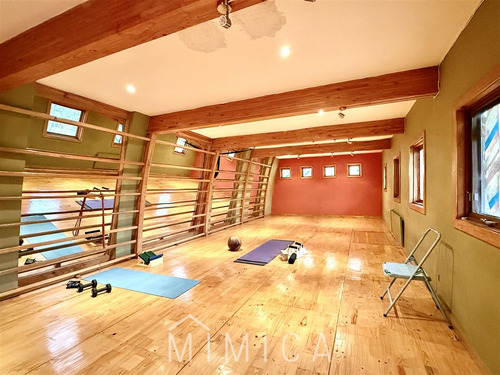 Casa De Tres Pisos Con Moderno Estilo Arquitectónico