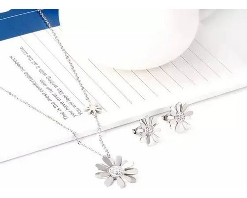 Imagen 4 de 5 de Cadena Y Aretes De Flores Con Cristales En Acero Inoxidable