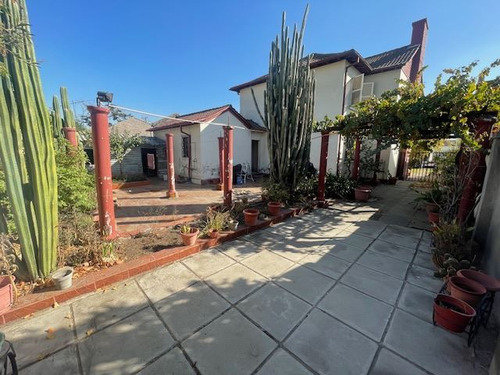 Casa En Venta De 4 Dorm. En Ñuñoa