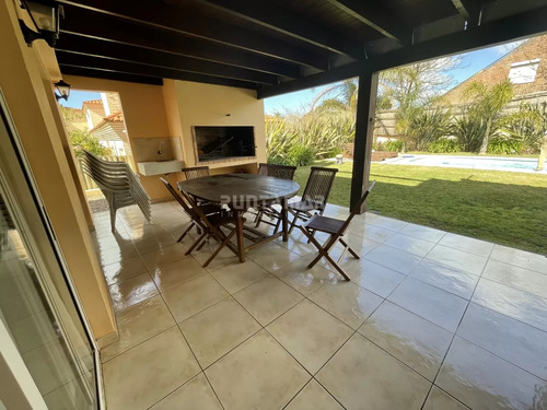 Venta Y Alquiler Casa 4 Dormitorios Con Vista Al Mar En Altos De Punta Piedra