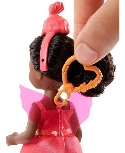 Conjunto Mini Boneca Colecionável Menina Negra Festa A Fantasia Flamingo - Acompanha Mini Pet Gato Gatinho E Acessórios - Chelsea Club Família Da Barbie - Mattel Brinquedos