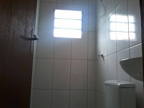 Imagem 21 de 30 de Imóvel Novo Tipo Casa Térrea Em Condominio Fechado Com Excelente Acabamento Com Azulejo Até O Teto Tanto Na Cozinha Como No Banheiro E Moldura De Gesso Nestes Dois Ambientes Janela De Alumínio Cor B