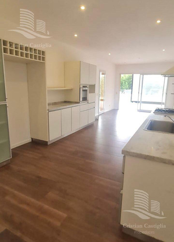 Casa En Venta San Isidro Labrador - 5 Ambientes Con Dependencia De Servicio