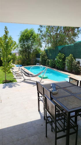 Casa En Venta De 5 Dorm. En Colina