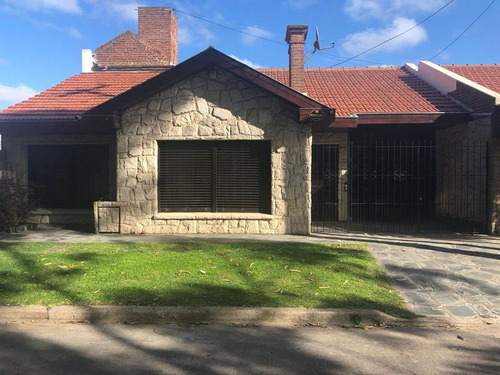 Chalet Desarrollado En Dos Plantas Con Quincho Y Jardin.