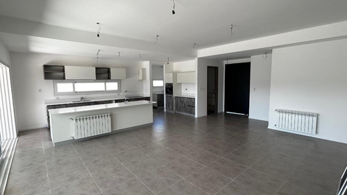 Casa En Venta - 4 Dormitorios 4 Baños - Cocheras - 215mts2 - Guernica