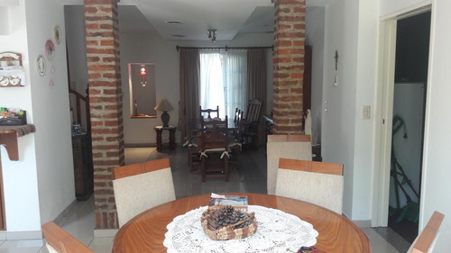 Muy Lindo Chalet En Dos Plantas, 4 Dormitorios, Garaje, Jardin.