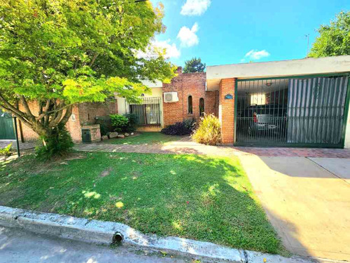 Casa En Venta En Castelar Sur