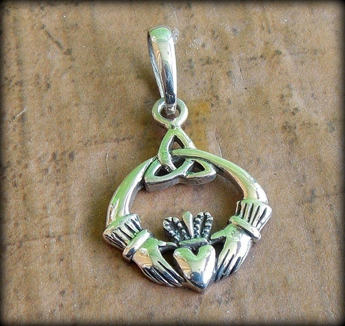 Atacado 10 Pcs! Pingente Tríquetra Claddagh Full Crown Prata