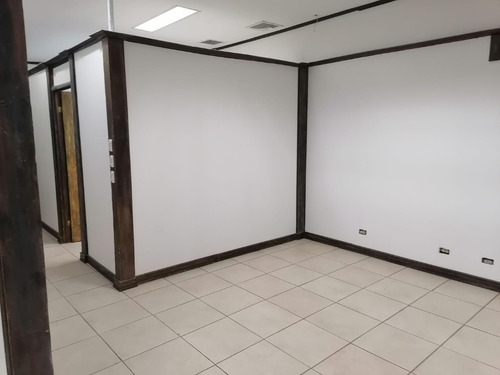 Imagen 4 de 14 de Local Ideal Para Despachos Profesionales, Oficinas O Comercio De Servicios En General.