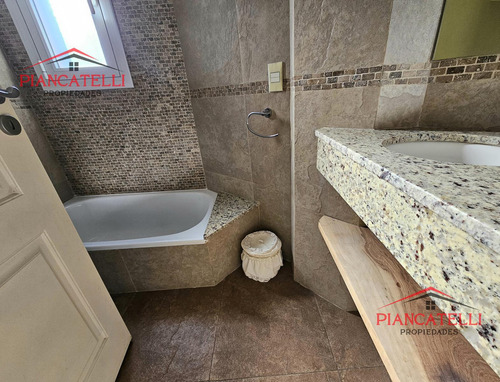 Venta De Casa En San Barrio San Patricio Con Hermoso Parque