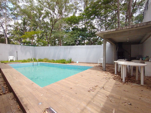 Alphaville 05 - Casa 600m² 5 Dormitórios, 3 Suítes, 4 Vagas, Piscina, Churrasqueira, Hidromassagem - Cncd077
