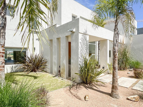 Imagen 9 de 30 de Gran Casa Moderna De Estilo 6 Dormitorios, Al Golf Del Barrio El Golf Nordelta