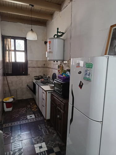 Casa De Época De 3 Ambientes, Desarrollada En Dos Pisos, Amplio Terreno, En El Centro En Alejandro Korn, Partido De San Vicente.