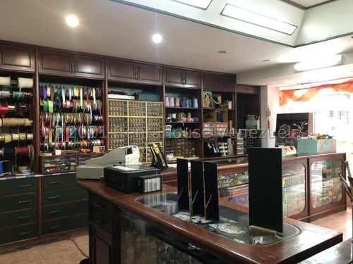 Vendo Local Comercial Santa Paula !!! Bien Ubicado Dentro Del Centro Comercial De La Zona Con Buen Tránsito E Impecable Mantenimiento...!!!!
