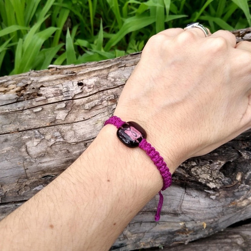 Imagen 2 de 3 de Pulsera Tejida Macramé Morado Liz