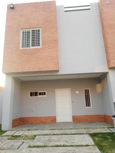 Vendo Tonw House En Obra Blanca, Villa Grial, Urb. El Manantial C-8663 E.c