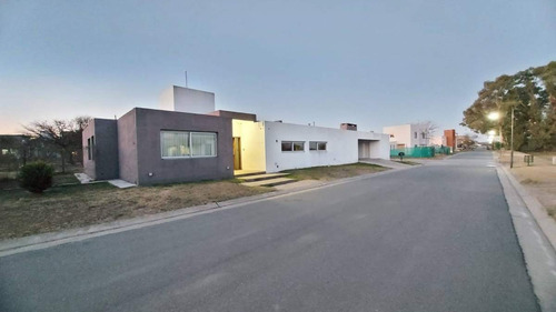 Imagen 1 de 14 de Casa En Venta 3 Dormitorios En Las Cañitas Barrio Privado