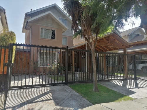 Casa Aislada De 3 Pisos, En El Rosal, Con 3 Estacionamientos