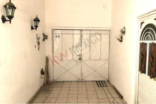 Propiedad En Venta Gran Ubicación Sobre Emblemática Calle De Centro Histórico De Querétaro