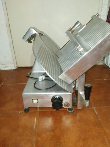 Vendo Maquina De Cortar Italiana En Buen Estado 