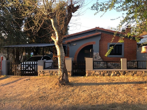 Casa Dos Ambientes Un Baño Cochera Cubierta Y Amplio Fondo