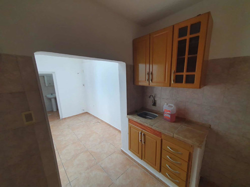 Alquilo Hermosa Y Amplia Casa De 2 Dorm En La Comercial!!