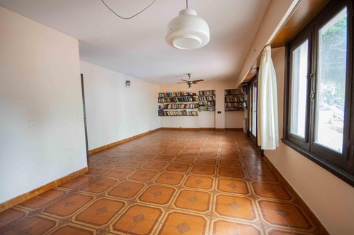 Casa De 5 Ambientes Escritorio, Playroom Y Dependencia De Servicio En Venta, En La Lucila.