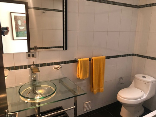 Imagen 20 de 24 de En Venta Espectacular Ph, En La Urb. El Marqués, A Pocos Metros Del Ávila, Con Excelente Vista Desde Todas Las Áreas, Iluminado, Fresco, Clima De Montaña, Espacioso Y Remodelado.