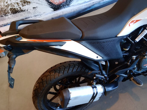 Imagen 9 de 22 de Motocicleta Ktm Adventure 250 2023 0km Blanca Con Naranja