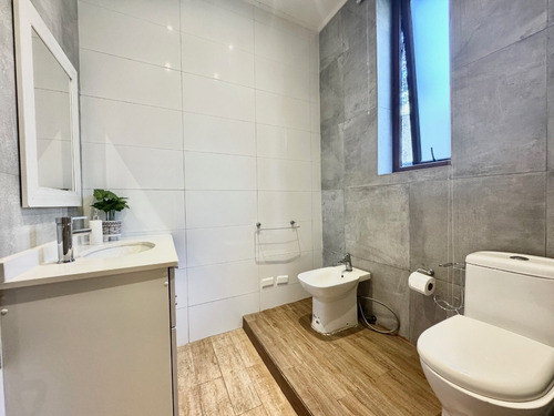 Moderna, Remodelada, En Calle Tranquila Con Seguridad 24-7