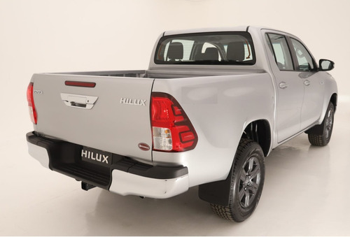 Imagen 3 de 18 de Hilux 4x2 Dc Sr 2.4 Tdi 6 Mt $ 7.367.000 Gris Plata