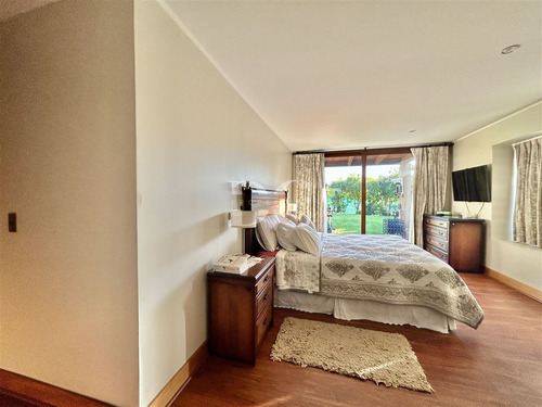 Casa En Venta De 5 Dorm. Piedra Roja Chicureo Colina