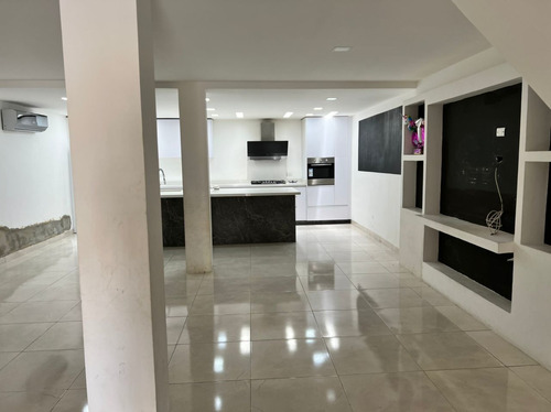 Imagen 4 de 9 de Bello Townhouse En San Diego Con Pozo