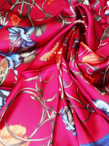 Imagem 2 de 4 de Lenço Acetinado 90x90 Versátil Premium Croped Tiara Bandana